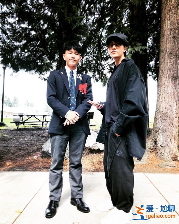 陳坤曬合影慶祝17歲兒子正式入學，父子倆笑容一模一樣