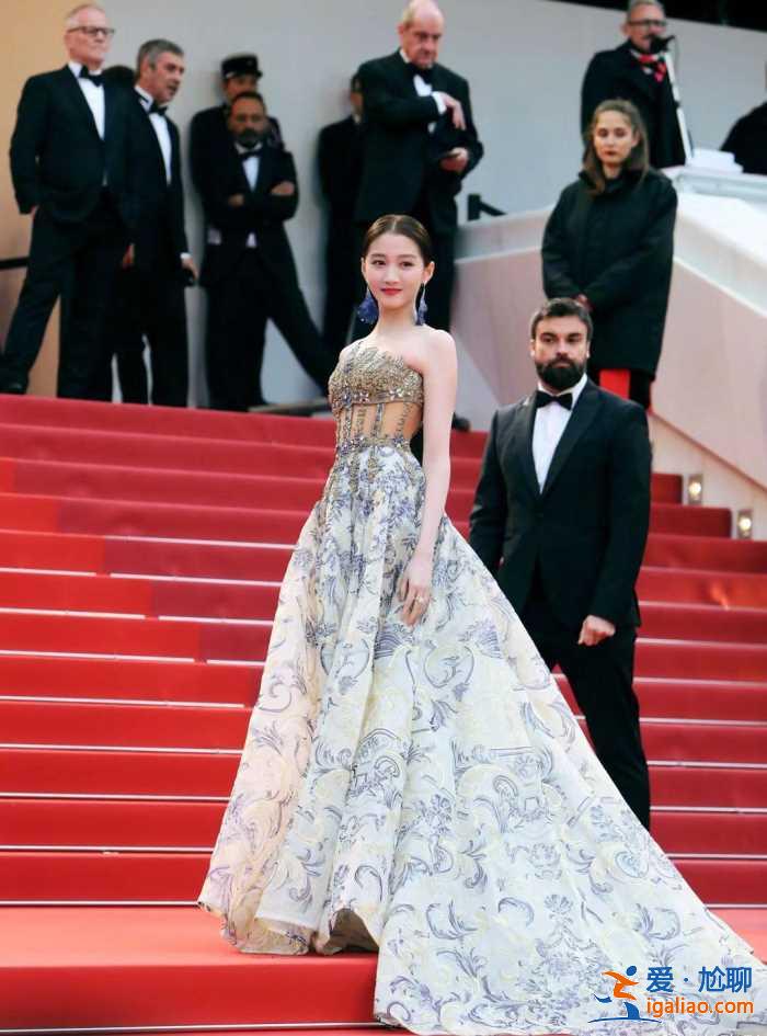 鹿晗零點準時為關曉彤慶生，三年堅持撒狗糧，但粉絲們卻自說自話