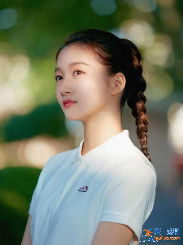 鹿晗零點準時為關曉彤慶生，三年堅持撒狗糧，但粉絲們卻自說自話