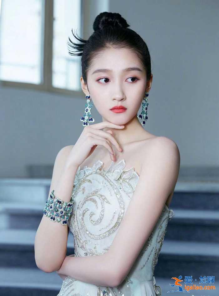 鹿晗零點準時為關曉彤慶生，三年堅持撒狗糧，但粉絲們卻自說自話