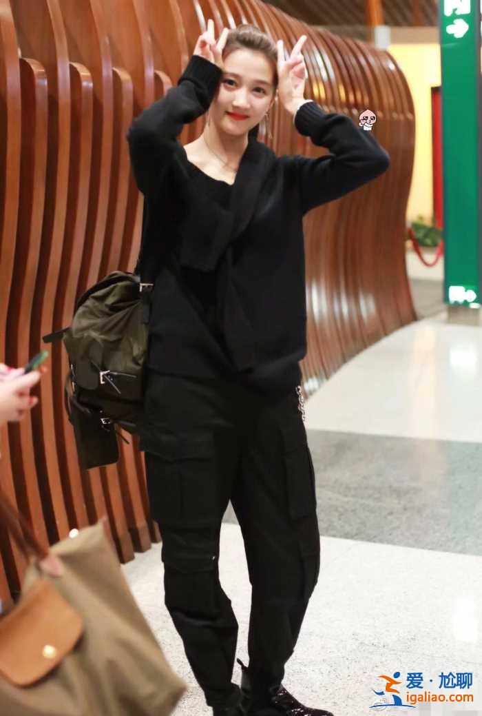 鹿晗零點準時為關曉彤慶生，三年堅持撒狗糧，但粉絲們卻自說自話