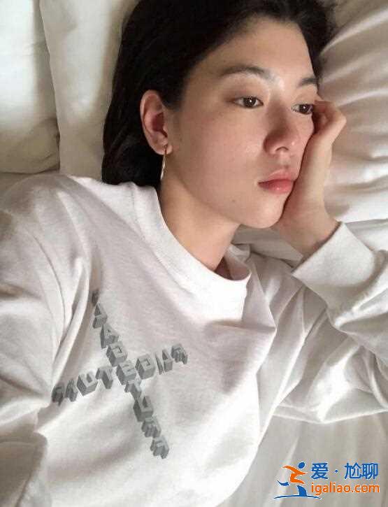 周杰倫新歌女主角三吉彩花舊照被扒，學(xué)生裝顯青澀，敢素顏拍寫真
