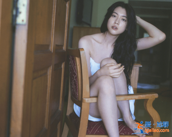 周杰倫新歌女主角三吉彩花舊照被扒，學(xué)生裝顯青澀，敢素顏拍寫真