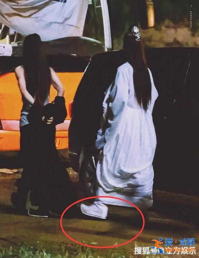 趙麗穎王一博路透踩高蹺拍戲，前者產后才復出高反嚴重不停吸氧！
