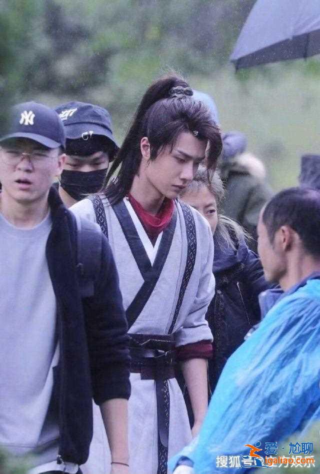 趙麗穎王一博路透踩高蹺拍戲，前者產后才復出高反嚴重不停吸氧！