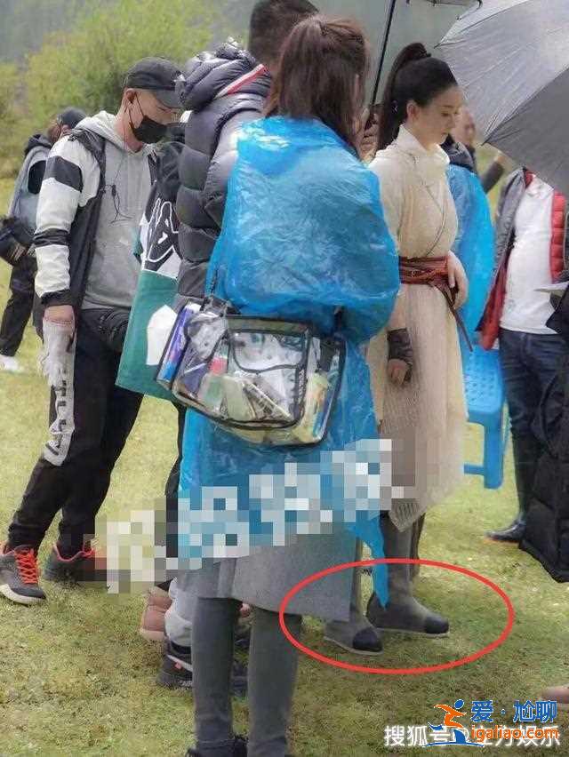 趙麗穎王一博路透踩高蹺拍戲，前者產后才復出高反嚴重不停吸氧！
