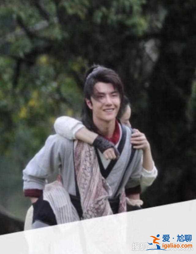 趙麗穎王一博路透踩高蹺拍戲，前者產后才復出高反嚴重不停吸氧！