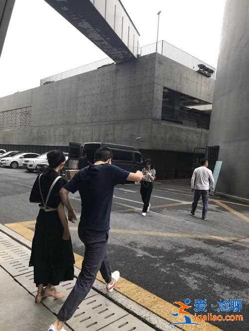 李誕和女友黑尾醬 被網友偶遇 兩人真是顏值讓人驚訝