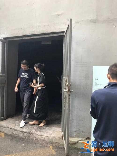 李誕和女友黑尾醬 被網友偶遇 兩人真是顏值讓人驚訝