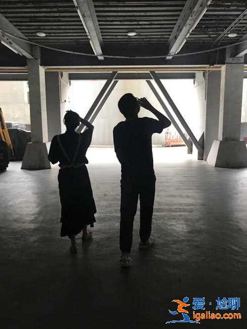 李誕和女友黑尾醬 被網友偶遇 兩人真是顏值讓人驚訝