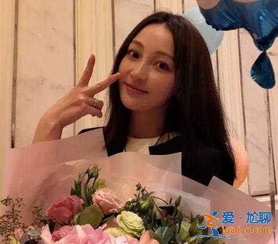 7月剛剛自曝已經結婚，如今姚笛現身高鐵站，一臉愁容還未戴婚戒
