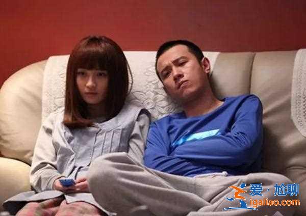 7月剛剛自曝已經結婚，如今姚笛現身高鐵站，一臉愁容還未戴婚戒