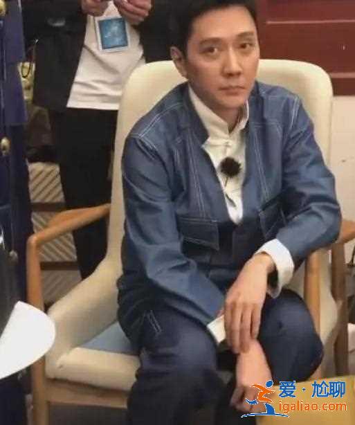 趙麗穎老公馮紹峰現(xiàn)身無精打采目光呆滯網(wǎng)友：像被榨干了一樣