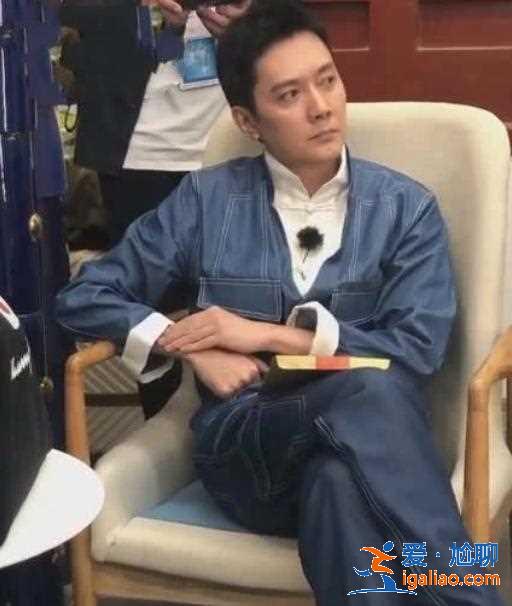 趙麗穎老公馮紹峰現(xiàn)身無精打采目光呆滯網(wǎng)友：像被榨干了一樣