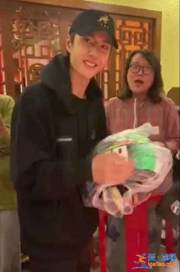 汪涵帶楊樂樂與甜甜兄弟聚餐，王一博收摩托頭盔笑得像個孩子