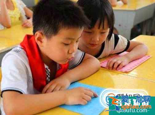 孩子在國外上學課堂上不喜歡舉手發言怎么改善？？