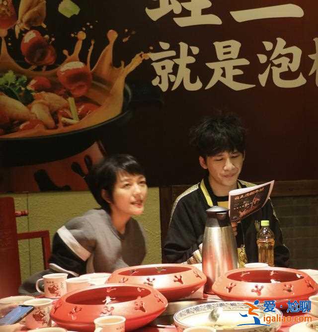 汪涵帶楊樂樂與甜甜兄弟聚餐，王一博收摩托頭盔笑得像個孩子
