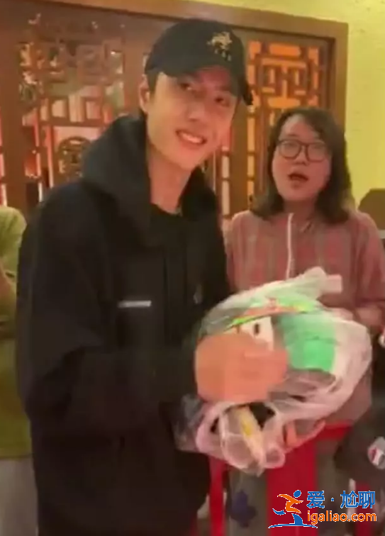 汪涵帶楊樂(lè)樂(lè)與天天兄弟聚餐 還特意為王一博準(zhǔn)備了禮物