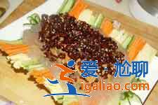 肉絲拉皮的做法? 肉絲拉皮的做法?