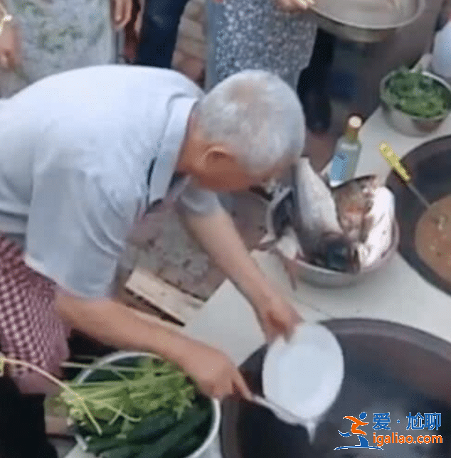 趙本山排場有多大？看他燉魚照片曝光，打下手的圍一大圈