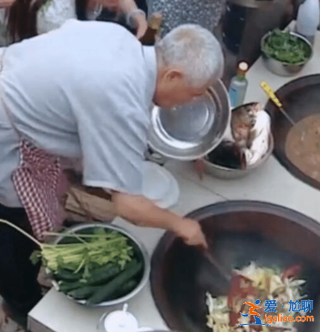 趙本山排場有多大？看他燉魚照片曝光，打下手的圍一大圈