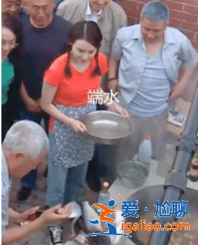 趙本山排場有多大？看他燉魚照片曝光，打下手的圍一大圈