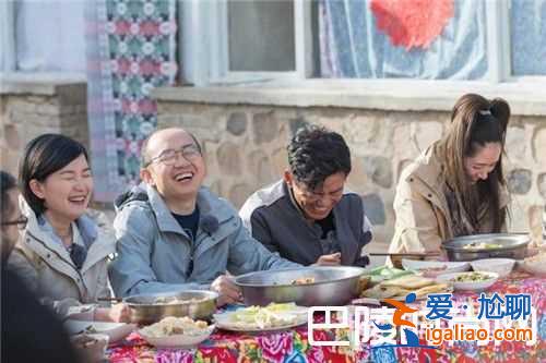 王寶強下鄉扶貧抓豬燒飯 潘石屹親自為其打下手？