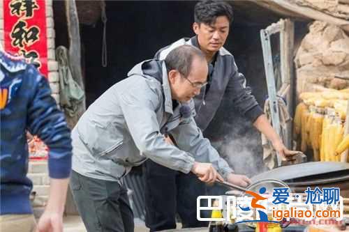 王寶強下鄉扶貧抓豬燒飯 潘石屹親自為其打下手？