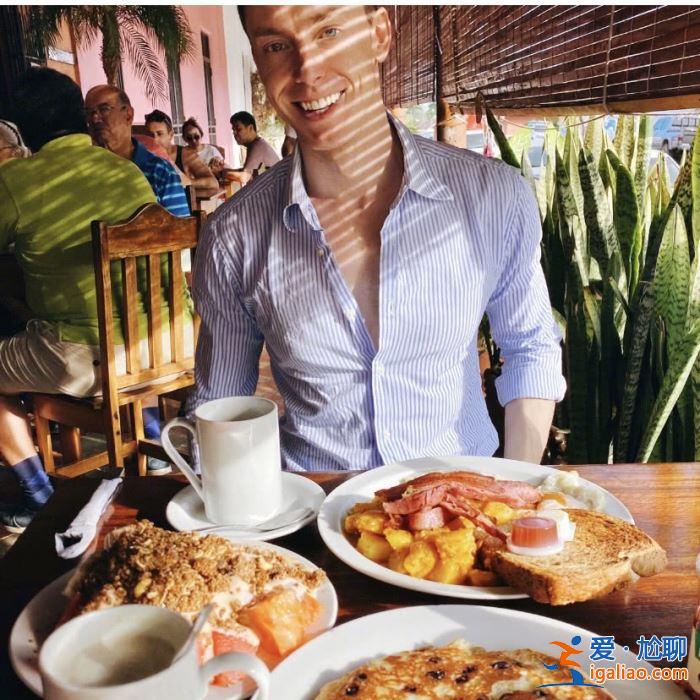 陳赫前妻許婧曬外籍男友正面照 男方穿襯衫露胸肌