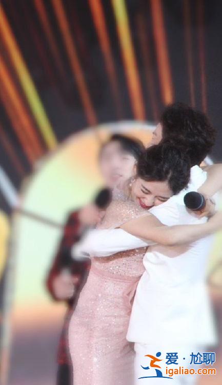 神仙友誼!跨年晚會零點何炅穿越人群擁抱謝娜 神仙友誼!跨年晚會零點何炅穿越人群擁抱謝娜