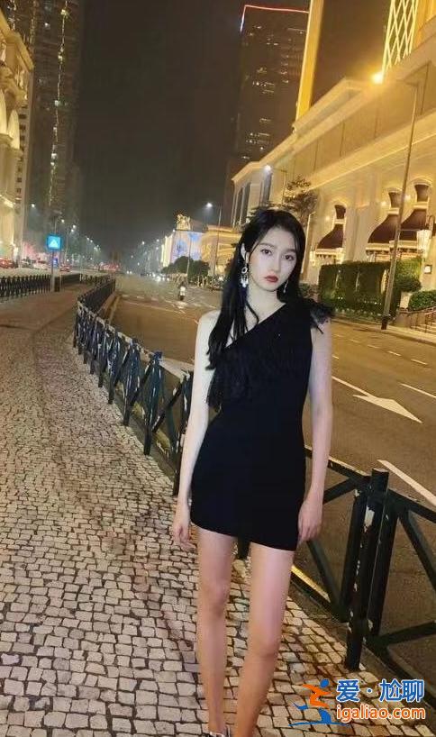 關曉彤深夜曬“清涼照”，當她抬起胳膊那刻，頓時感覺涼颼颼