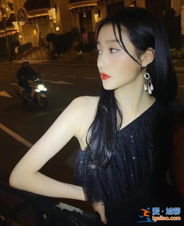關曉彤深夜曬“清涼照”，當她抬起胳膊那刻，頓時感覺涼颼颼