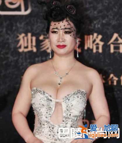 芙蓉姐姐發胖后穿透視裙，胸前的肉都溢出來了？