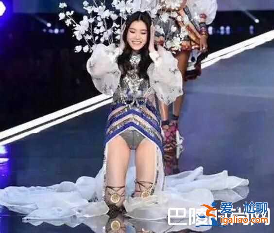 一摔爆紅！維密秀花絮曝光 奚夢瑤摔倒下臺后崩潰大哭？