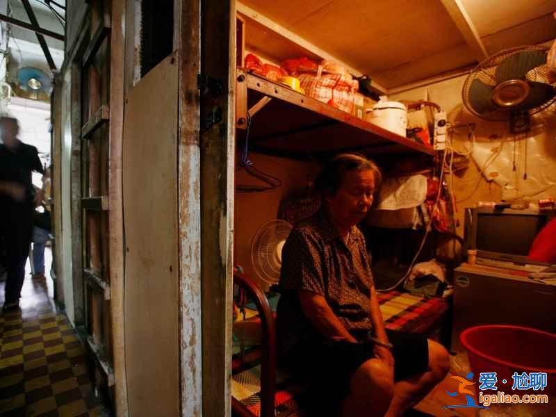 最擁擠城市的真實寫照:擠到換乘火車都要在車廂上跳著換??? 最擁擠城市的真實寫照:擠到換乘火車都要在車廂上跳著換???