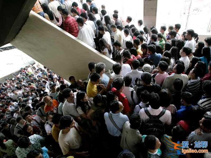 最擁擠城市的真實寫照:擠到換乘火車都要在車廂上跳著換??? 最擁擠城市的真實寫照:擠到換乘火車都要在車廂上跳著換???