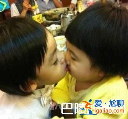 曹格微博爆照:女兒親吻kimi 兩小無猜? 曹格微博爆照:女兒親吻kimi 兩小無猜?