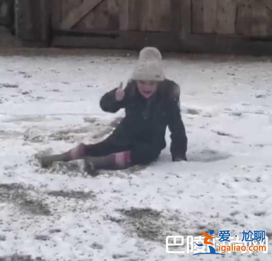 貝克漢姆一家玩雪 帥地主欺負傻兒子小七萌炸了? 貝克漢姆一家玩雪 帥地主欺負傻兒子小七萌炸了?