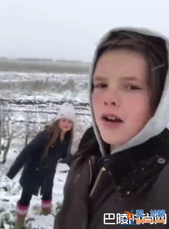 貝克漢姆一家玩雪 帥地主欺負傻兒子小七萌炸了? 貝克漢姆一家玩雪 帥地主欺負傻兒子小七萌炸了?