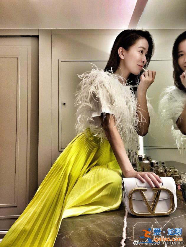 八卦雜談丨佘詩曼羽毛衣配百褶裙超少女 涂口紅率性可愛 八卦雜談丨佘詩曼羽毛衣配百褶裙超少女 涂口紅率性可愛