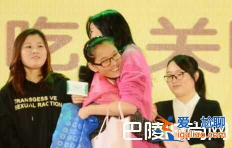 鹿晗女友關曉彤淡妝美瞳女人味十足 和粉絲擁抱合影超暖心？