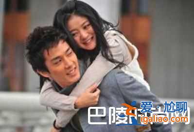 這才是蟹后！安以軒回娘家吃大閘蟹 超大鉆戒搶鏡？