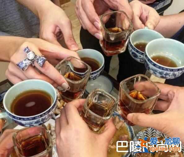 這才是蟹后！安以軒回娘家吃大閘蟹 超大鉆戒搶鏡？
