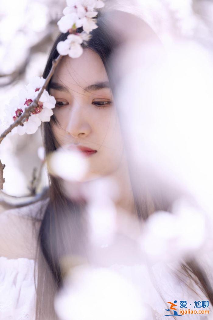 娛樂第一手丨龍怡利受邀拍攝杏花林公益助農(nóng)大片，一襲白色仙女穿搭盡顯明艷氣質(zhì)