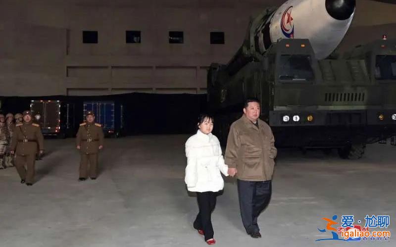 朝鮮試射新型洲際彈道導彈 金正恩攜女兒首次公開亮相？