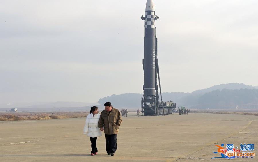 朝鮮試射新型洲際彈道導彈 金正恩攜女兒首次公開亮相？