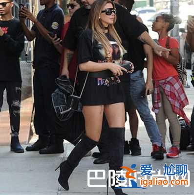 皮蓬妻子翹臀若隱若現(xiàn) 齊臀小短裙當(dāng)街露私處驚呆路人? 皮蓬妻子翹臀若隱若現(xiàn) 齊臀小短裙當(dāng)街露私處驚呆路人?