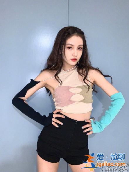 林小宅新戀情曝光 深夜醉酒扎進男生懷里撒嬌