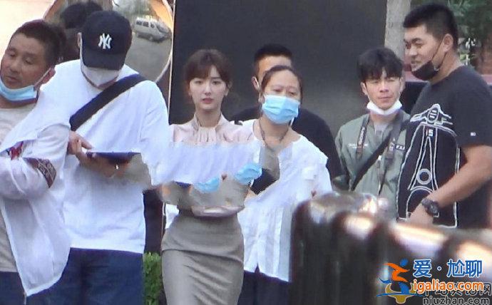 毛曉彤片場拍抽煙戲曝光 好的演員終究會發光