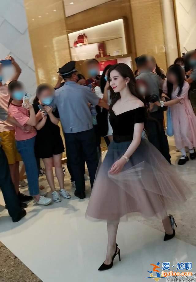 劉詩詩生圖，穿藕粉漸變裙好少女，氣質卓越笑容甜，完美!